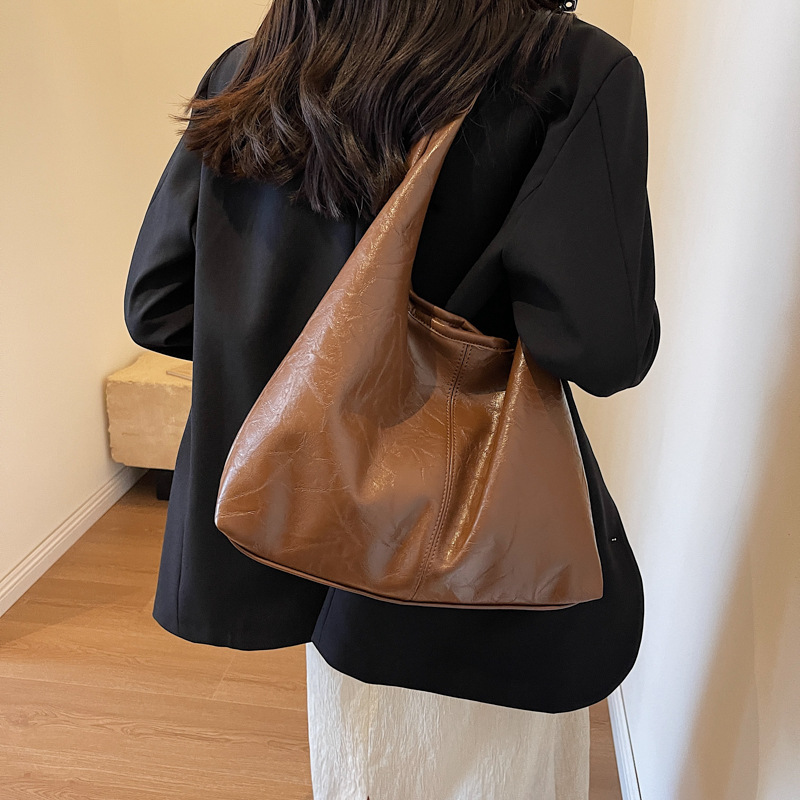 Foreign trade cross-border trend 2024 new style versatile soft leather shoulder bag fashion commuting large capacity casual mother-in-law tote bag