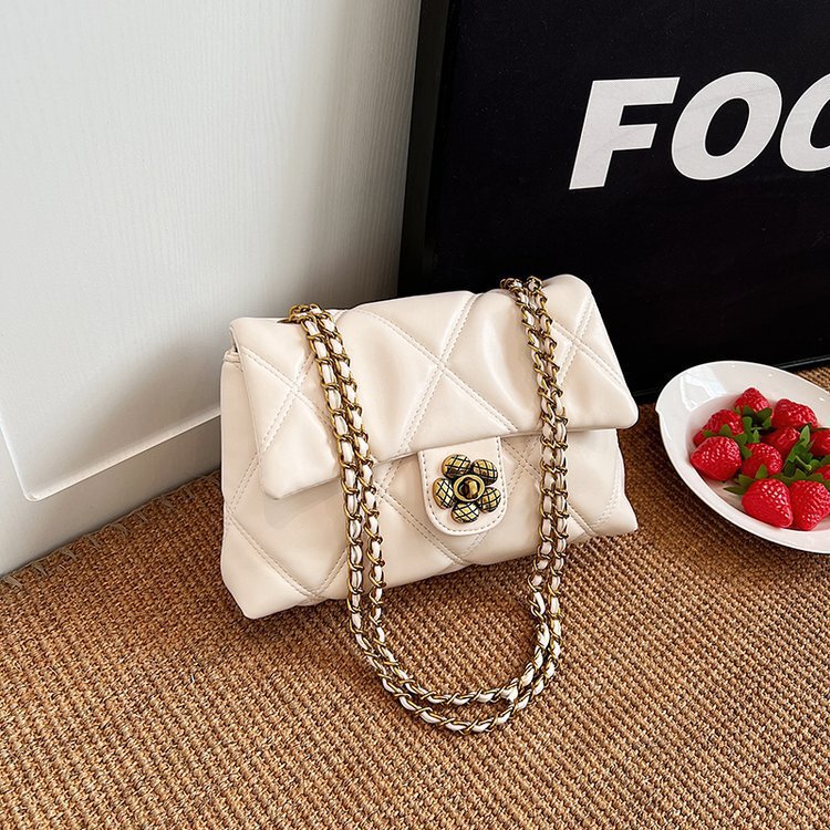 Niche underarm bag women's new 2024 winter fashion small fragrant style rhombus chain bag single shoulder large capacity women's bag