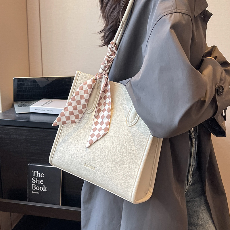 Large-capacity bag women's new high-end summer shoulder bag versatile college student commuting tote bag