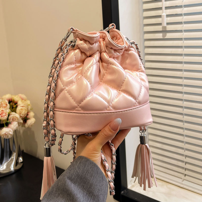 Fashionable rhombus chain small bag for women 2024 new spring and summer tassel portable bucket bag for work and commuting crossbody bag