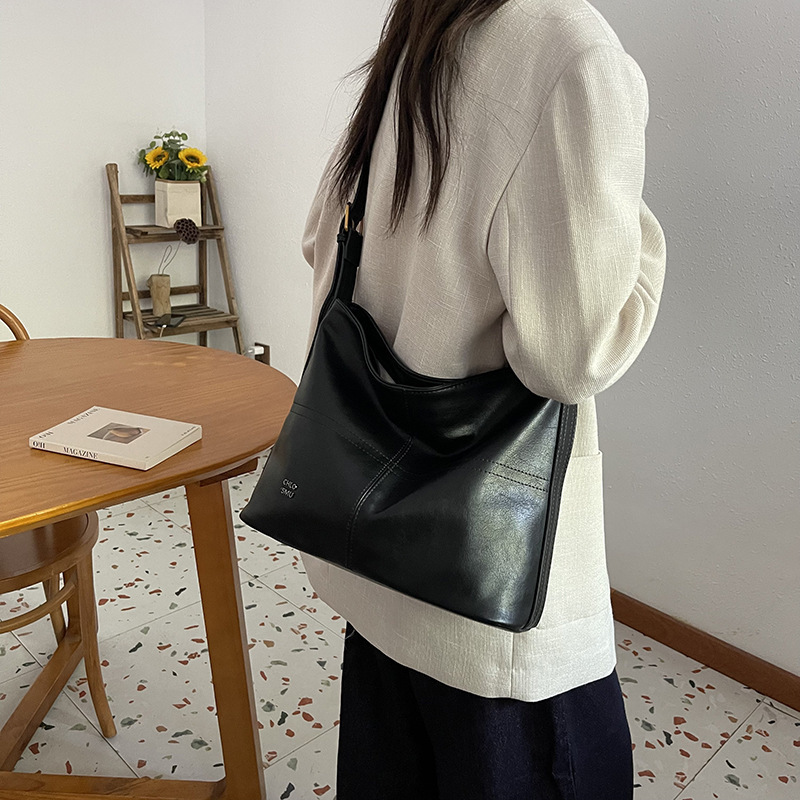 Cross-border autumn and winter retro large-capacity bag for women 2024 new versatile crossbody bag commuter shoulder bucket bag