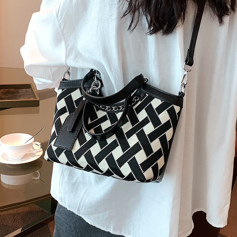 High-end large-capacity bag 2024 new women's bag popular popular versatile crossbody bag fashionable portable commuter bag