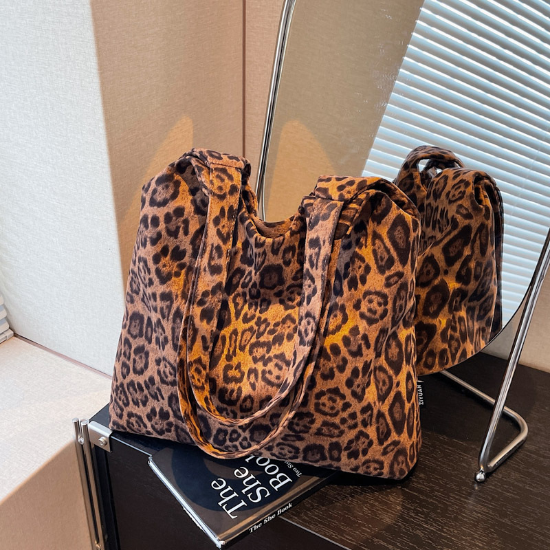 Leopard Print Large Capacity Canvas Bag Women's 2024 Autumn and Winter New Lightweight Niche Shoulder Bag Fashion Commuting Tote Bag