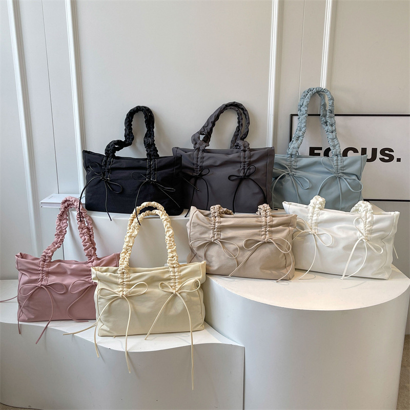 Casual lightweight women's bags in stock hot sale niche design drawstring soft bag fashion pleated large capacity tote bag cross-border