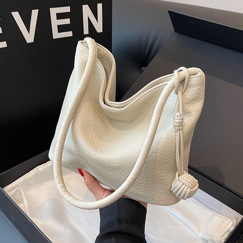 Designed fashionable bag for women commuting to work 2024 spring and summer new shoulder bag this year's popular super soft armpit bag