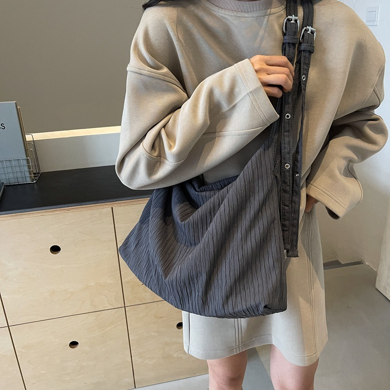 Korean textured canvas bag for women, new trendy and versatile commuter crossbody bag, niche large capacity shoulder tote bag