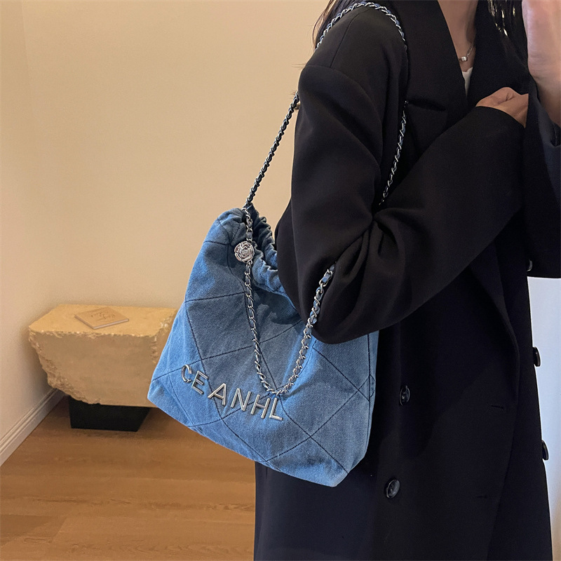 2024 New Korean Denim Large Capacity Bag Women's Diamond Chain Women's Commuting High-Quality Shoulder Bag