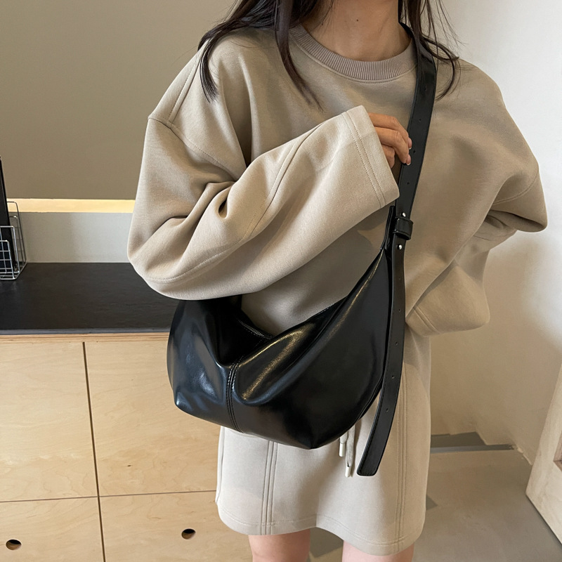 Dumpling bag large capacity bag 2024 summer new solid color trendy fashion shoulder bag simple cross-body bag commuting
