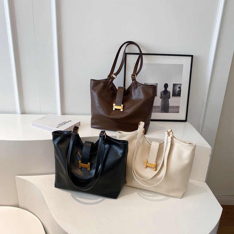 High-end large-capacity tote bag, versatile new trendy autumn and winter women's bag, fashionable and versatile retro commuter handbag