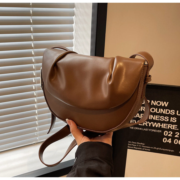 This year's popular bags for women 2024 new early spring sense niche single shoulder armpit bag commuter crossbody saddle bag