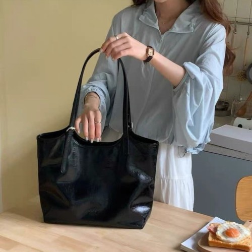 Autumn bags 2024 new large-capacity armpit bag fashionable commuter shoulder bag high-end niche versatile tote
