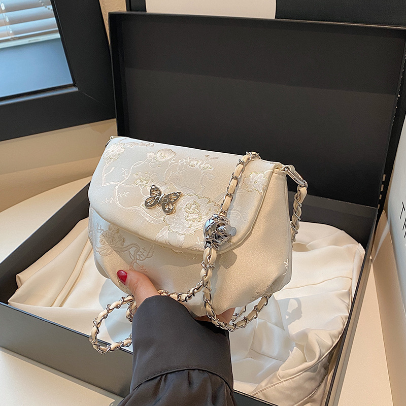 New Chinese style embroidery chain, elegant and fashionable bag, national style cross-border foreign trade satin butterfly shoulder crossbody cloud bag