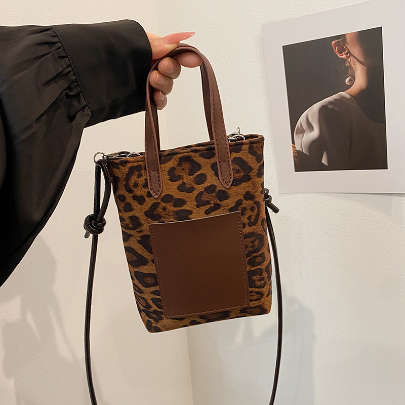 2024 autumn and winter mobile phone bag small shoulder bag for women this year popular leopard print bucket bag mini crossbody bag hand small bag