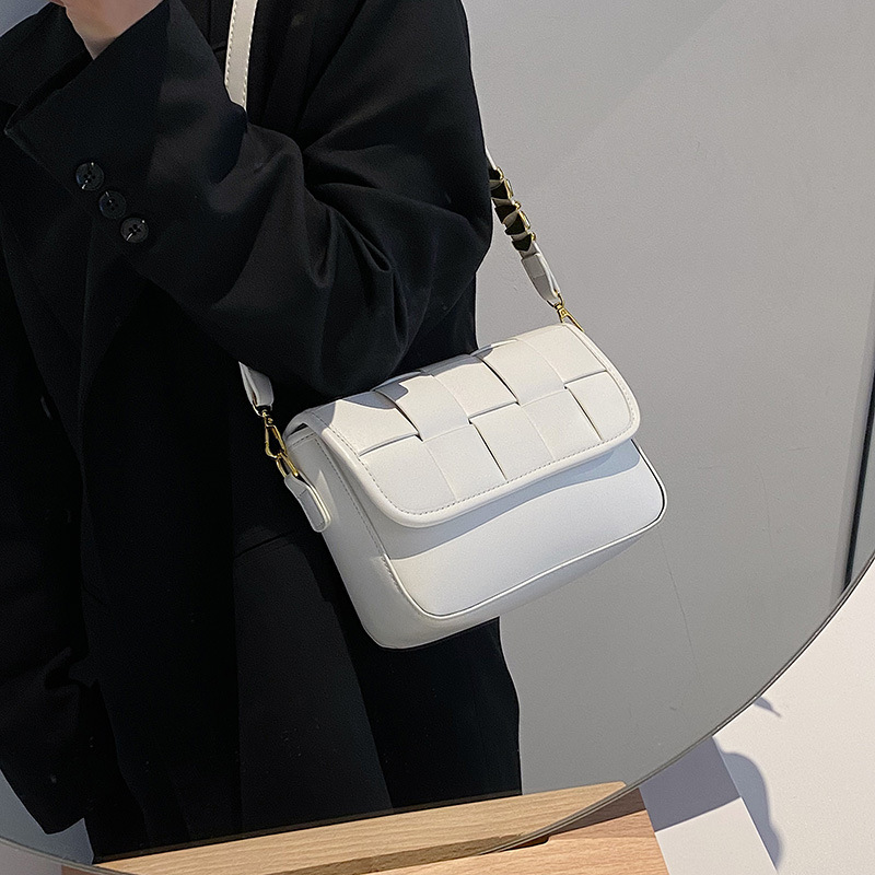 High-end textured bags for women, new summer Korean niche, popular single shoulder crossbody bag this year