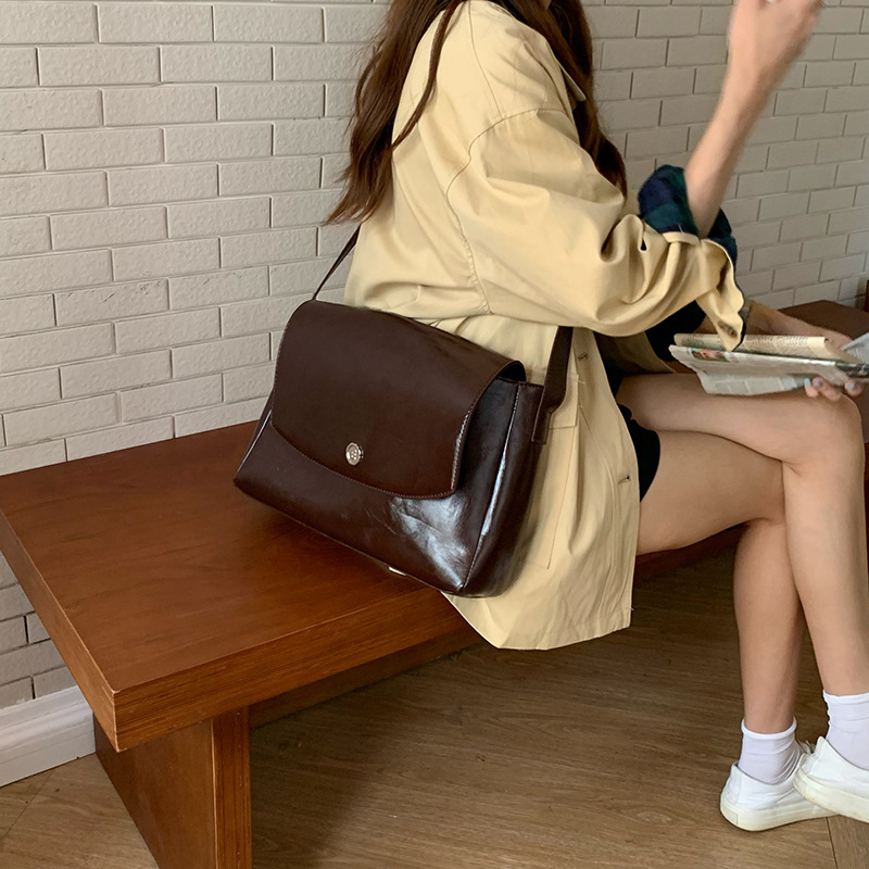2024 new Korean ins niche design bag autumn and winter retro large capacity texture commuter messenger bag