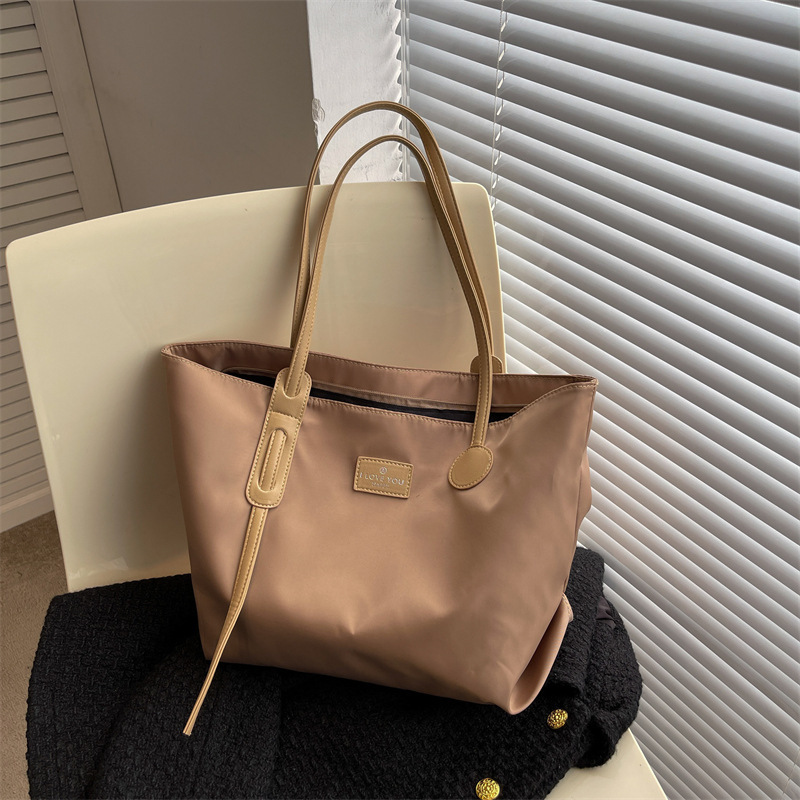 Large-capacity bag women's new high-end fashion commuter large bag popular shoulder bag nylon cloth tote bag