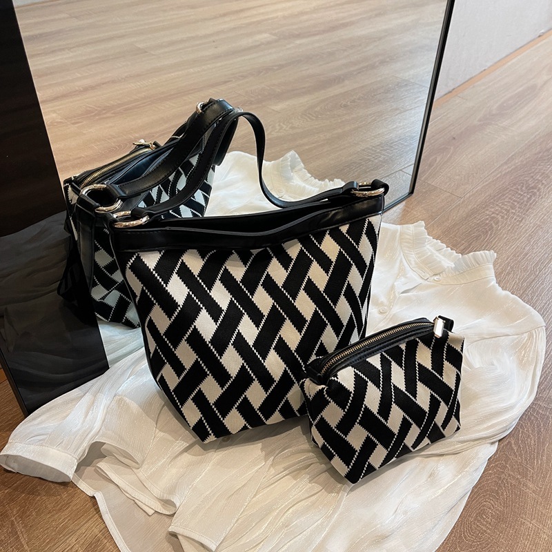 Casual soft surface niche design bag new women's bag fashionable and versatile crossbody bag mother-in-law single shoulder bucket bag