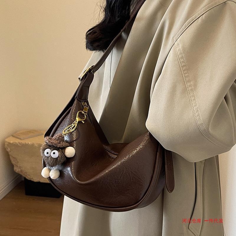 Large-capacity bag for women in autumn and winter new retro niche design single shoulder crossbody bag for women popular dumpling bag