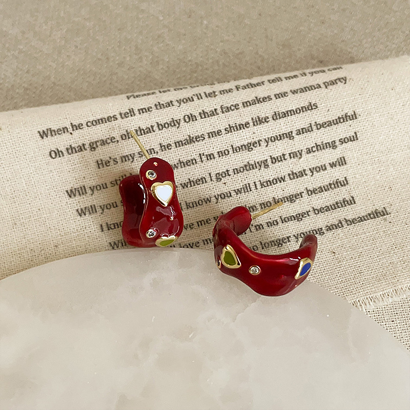 Red oil-colored diamond love earrings for women, unique design, exquisite, luxurious, elegant and versatile earrings.
