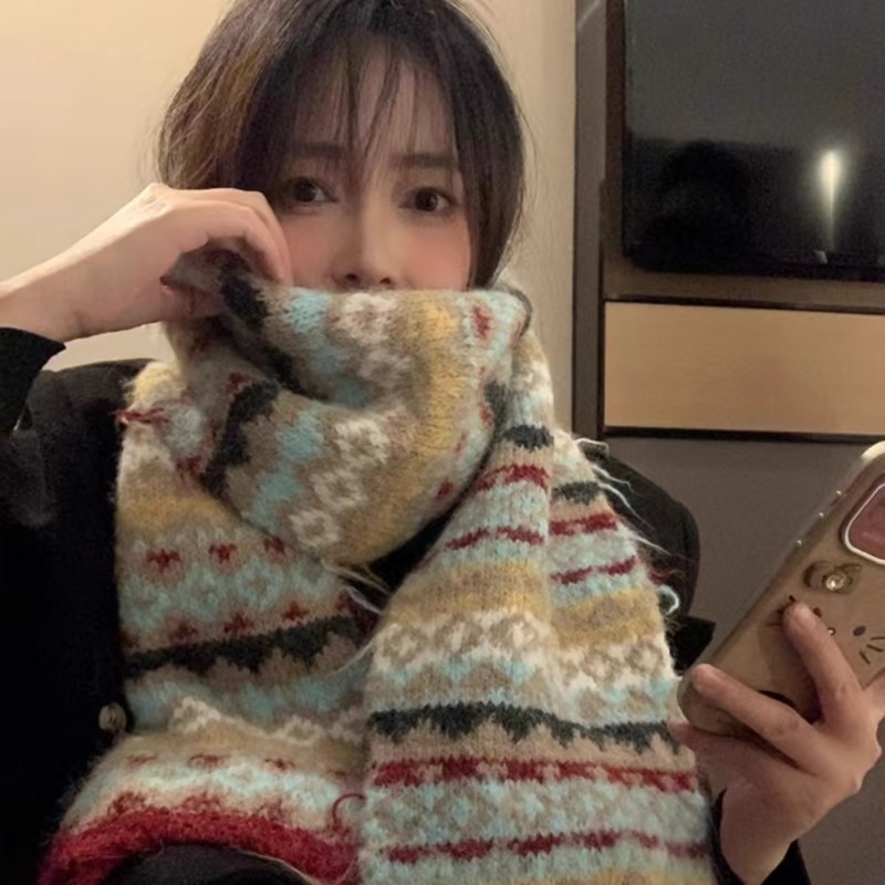 Fair Isle style knitted scarf for women in autumn and winter, high-end, contrasting color, thickened, warm, Korean style atmosphere scarf for students