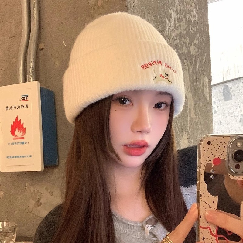 Cute embroidered letters knitted woolen hat for women, thickened and warm, autumn and winter new style, small toe cap with face, white cold hat