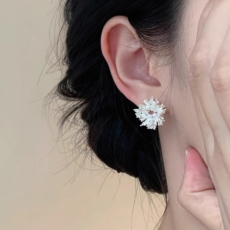 "Brilliant Fireworks" Zircon Snowflake Earrings Elegant and Exquisite Super Flash Pearl Fireworks Earrings Light Luxurious Romantic Earrings