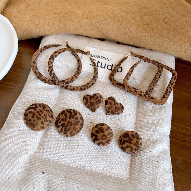Autumn and winter atmosphere leopard print flocked round earrings French retro earrings high-end temperament light luxury niche earrings