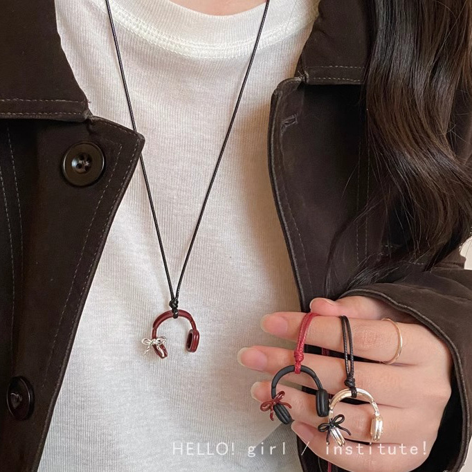Niche temperament, high-end sense, light luxury, sweet and cool style, bow headphone pendant, clavicle chain, retro fashion simple necklace