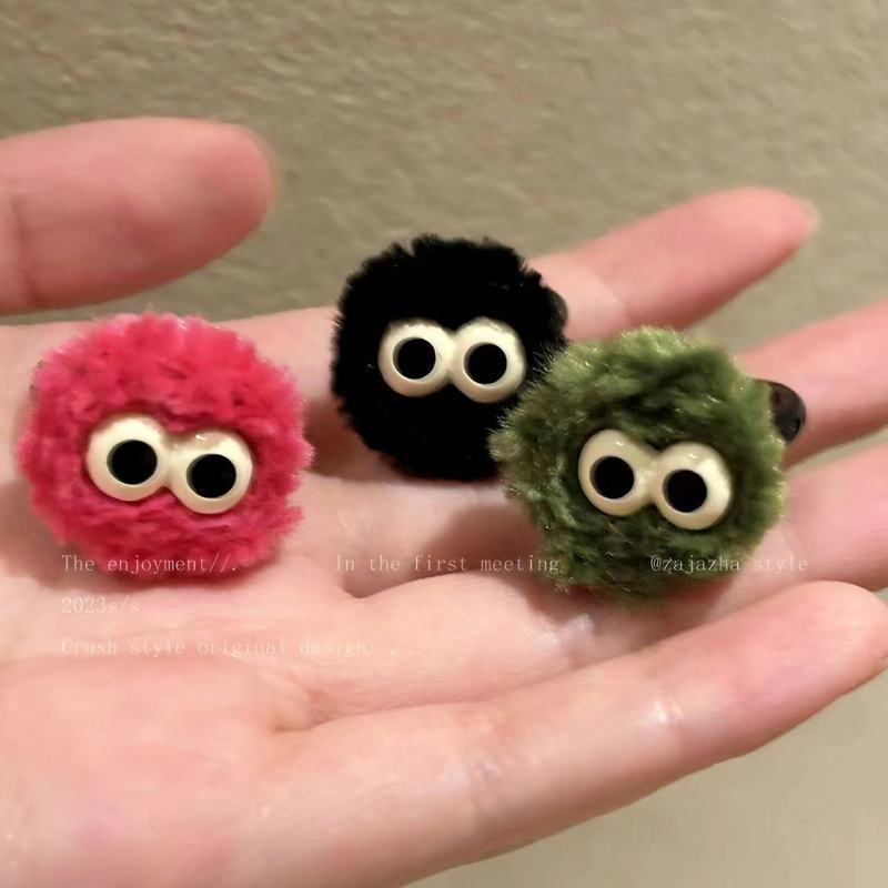 Cute big-eyed fur ball ring, funny niche design, interesting open ring, personalized fashion ring, new for autumn and winter