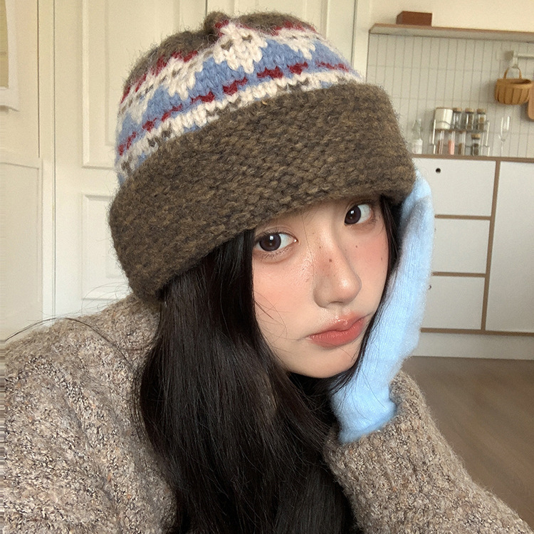 Fair Isle style knitted hat for women in autumn and winter retro face-showing small ear protection woolen hat thickened warm Baotou hat