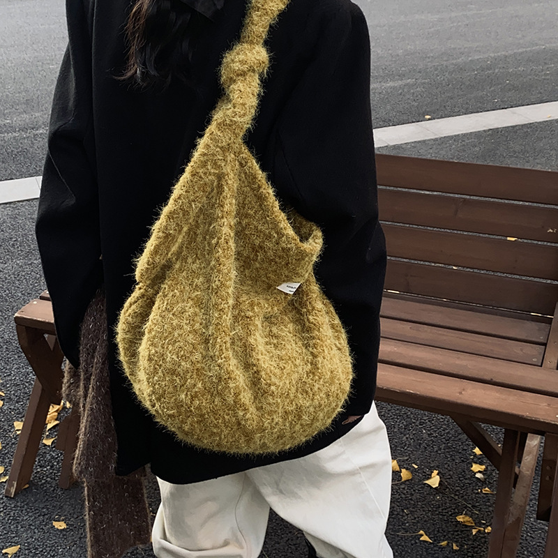 Autumn and winter fashion large-capacity plush bag women's bag 2024 new armpit bag Korean version niche furry shoulder bag