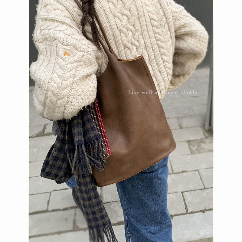 Retro high-end portable bucket bag for women 2024 new fashion large-capacity shoulder bag versatile commuting tote bag