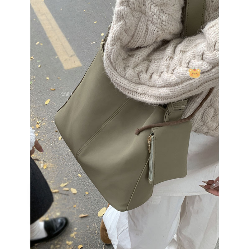 Wholesale retro large-capacity bags for women 2024 new Korean version niche simple bucket bag casual versatile crossbody bag