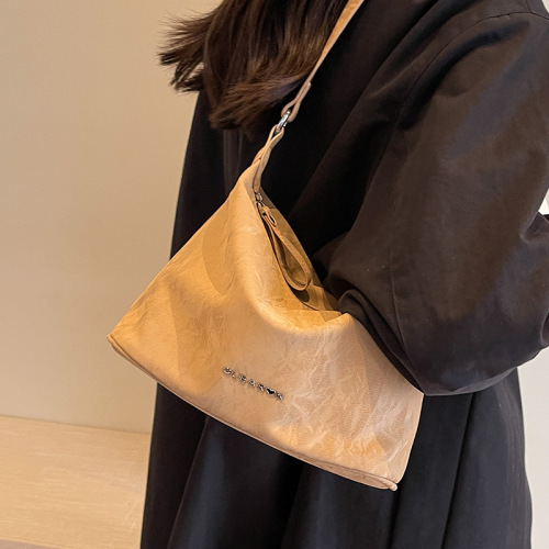 Large-capacity bag for women, versatile autumn 2024 new fashion niche design single shoulder crossbody bag popular dumpling bag