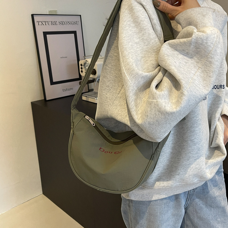 Large-capacity single-shoulder cross-body crescent bag for women 2024 new spring and summer casual versatile dumpling bag nylon commuter bag
