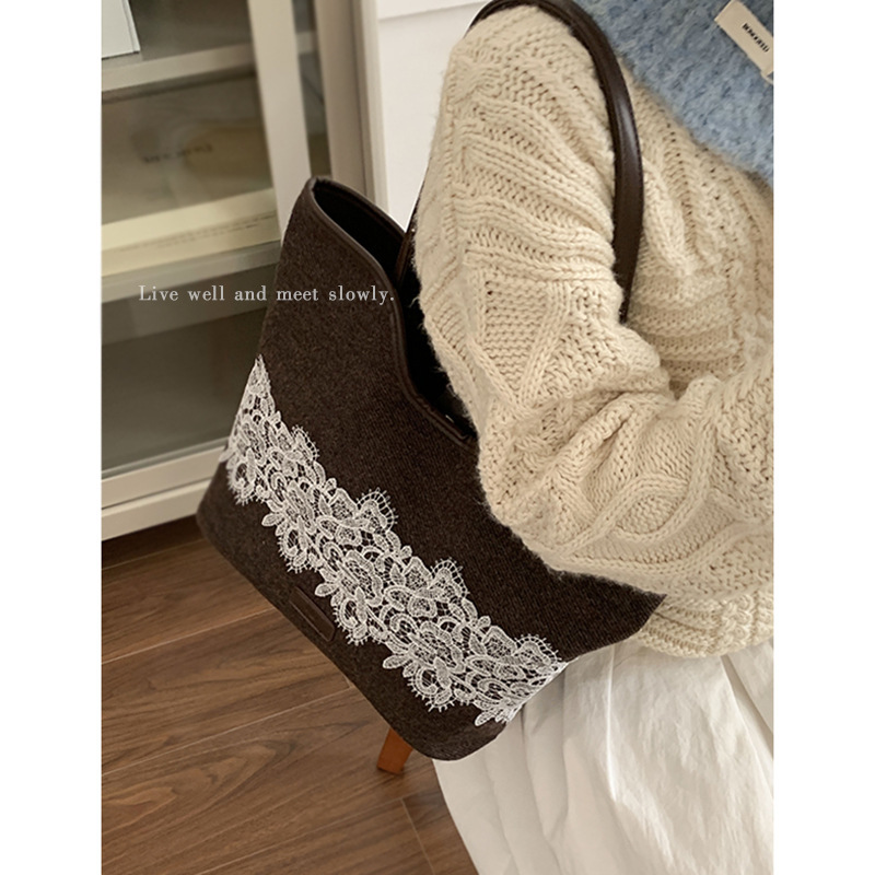 Niche design commuter bag for women 2024 new autumn and winter fashion woolen large capacity shoulder bag versatile tote bag