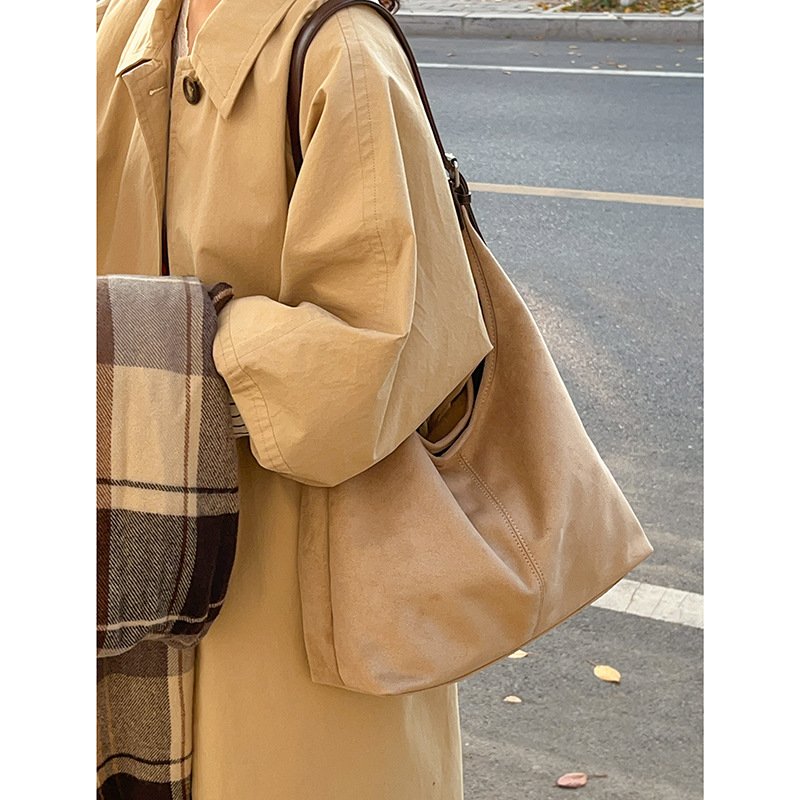 Korean version commuting large-capacity armpit bag women's bag 2024 new simple suede tote bag versatile shoulder bag