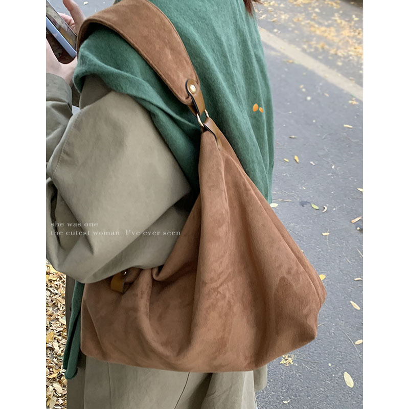 Autumn and winter retro niche deerskin velvet armpit bag for women 2024 new style simple tote bag large capacity shoulder bag