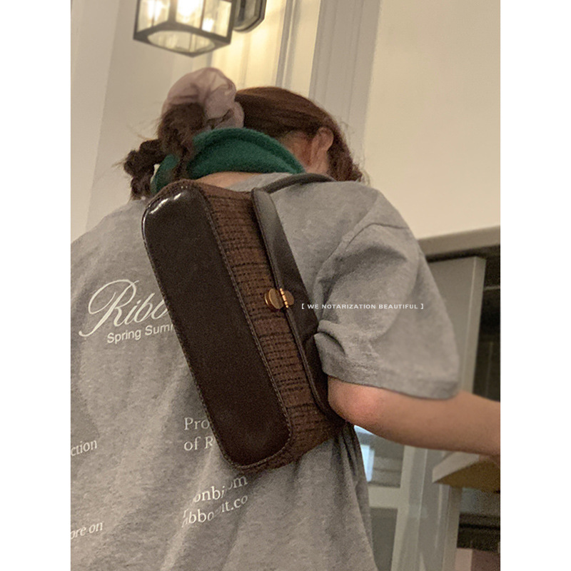 Winter retro women's bag niche high-end armpit bag 2024 new woolen plaid shoulder bag fashion commuter bag
