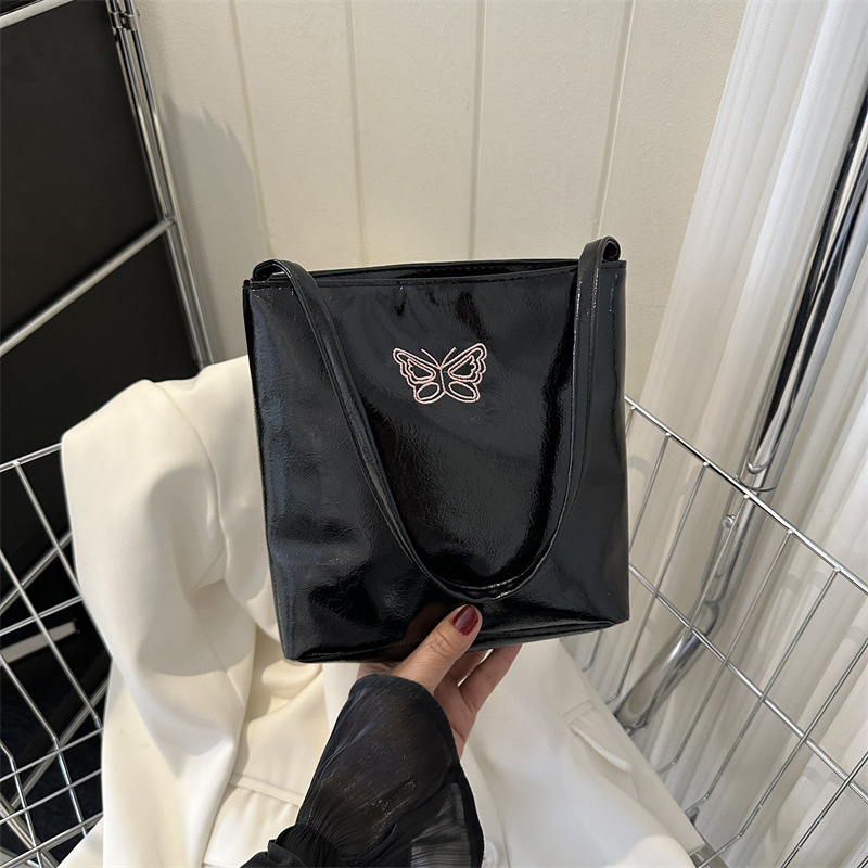 Large-capacity fashionable and simple foreign-style shoulder bag women's summer armpit bag bucket bag casual bag trend