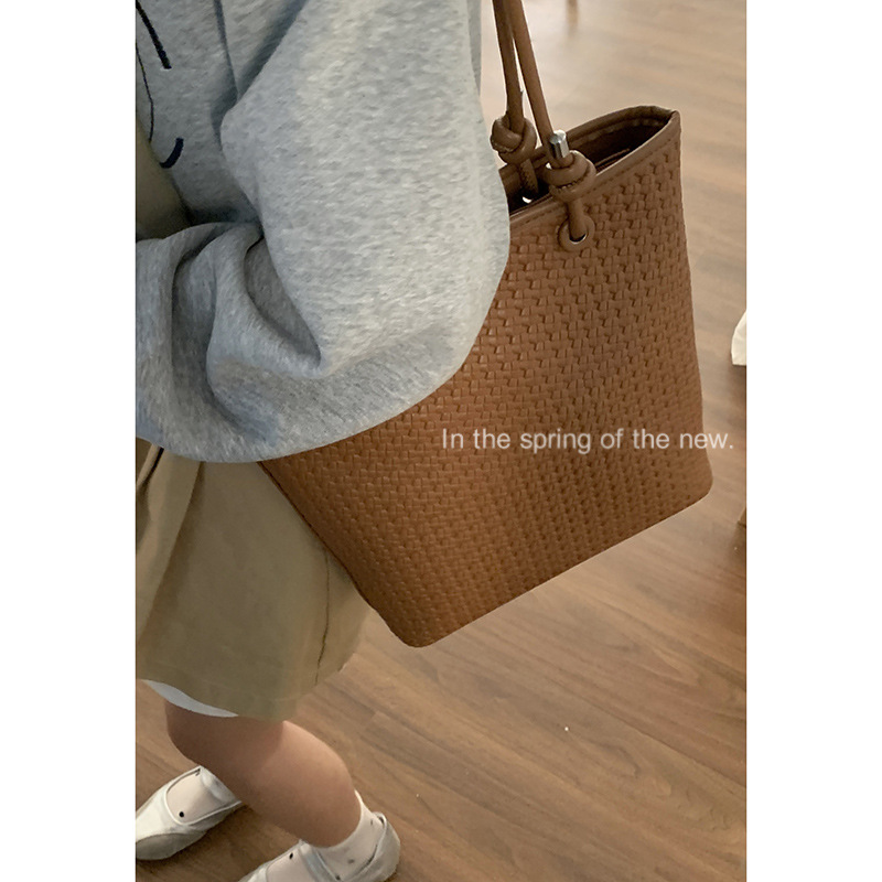 Hand-held large-capacity bag women's 2024 new trendy Korean version retro tote bag simple commuter shoulder armpit bag