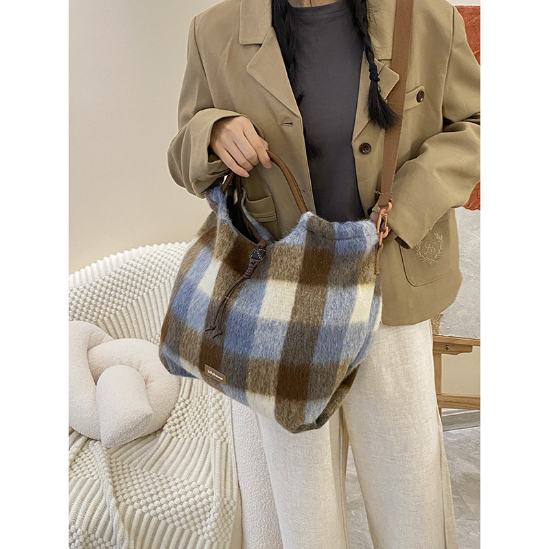 Autumn and winter large-capacity bags, new retro commuter bags, versatile niche shoulder bags