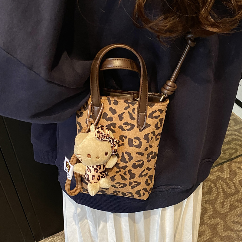 Autumn and winter retro niche leopard print bag for women 2024 new versatile crossbody bag super hot suede suede mobile phone bag