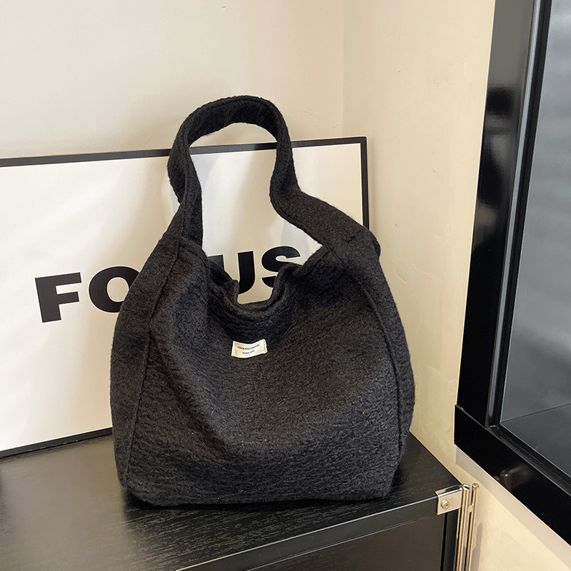 Plush commuting large-capacity tote bag for women, popular winter new furry simple retro single shoulder armpit bag