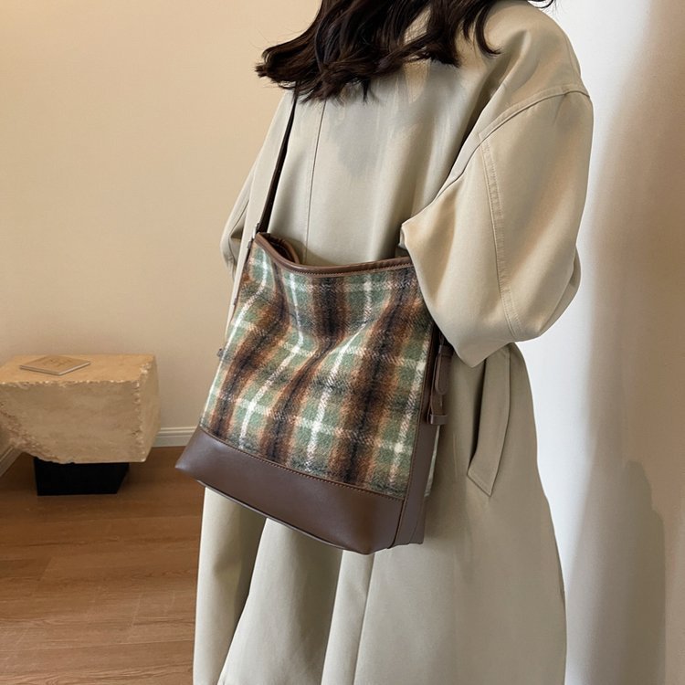 Retro casual contrasting plaid large capacity bag new autumn and winter fashion woolen bucket bag large bag for women