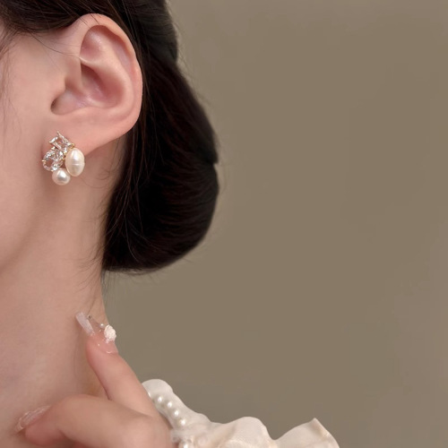 Designed freshwater pearl zircon stud earrings, feminine, elegant, niche, unique, fashionable and versatile earrings.