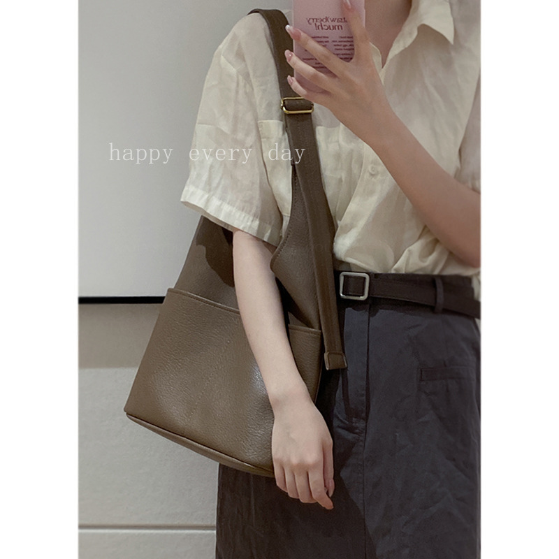 Retro texture armpit bag women's new versatile ins fashion tote bag niche high-end shoulder bag