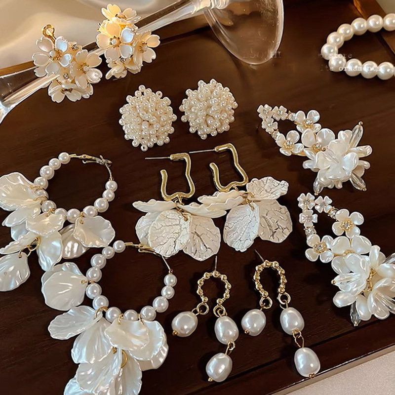 Silver needle pearl shell tassel earrings fashionable elegant light luxury temperament earrings French niche high-end earrings for women