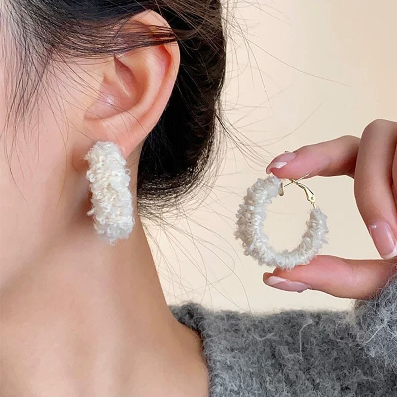 Super fairy atmosphere plush circle earrings small fresh sweet and cute earrings French gentle retro exquisite earrings