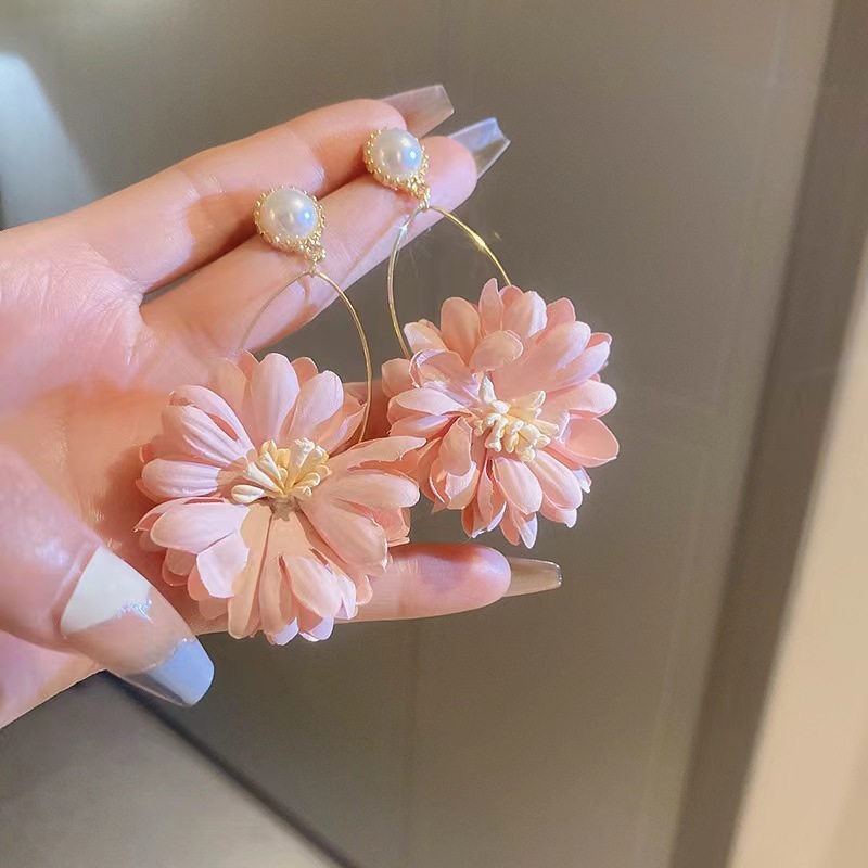 French flower pearl earrings, light luxury and high-end temperament, 2024 new niche design, simple, exquisite and fashionable earrings